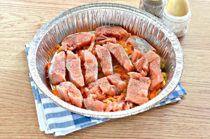 Салат з копченою куркою та сухариками
