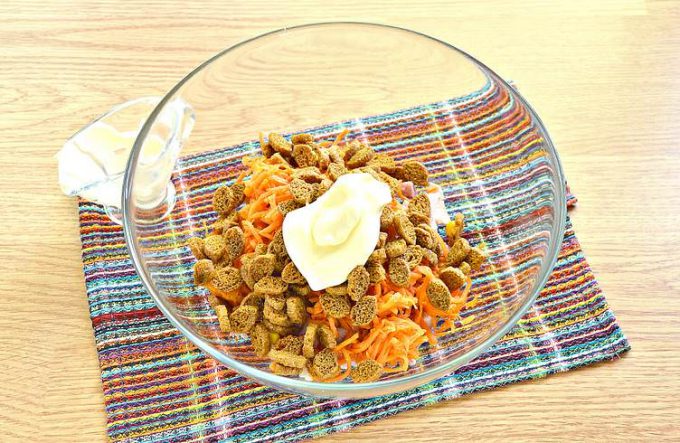 Салат з копченою куркою та сухариками