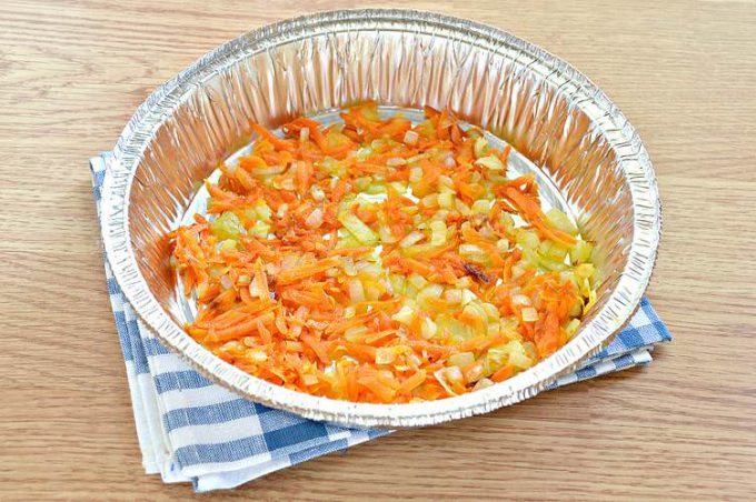 Салат з копченою куркою та сухариками