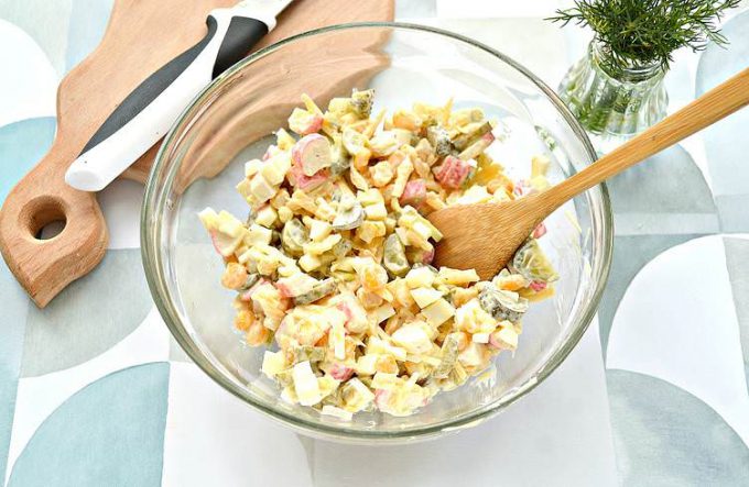 Салат з крабовими паличками, кукурудзою та солоним огірком