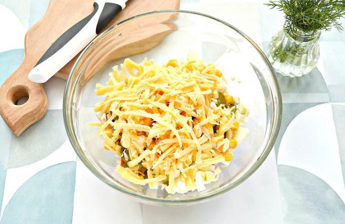 Салат з крабовими паличками, кукурудзою та солоним огірком