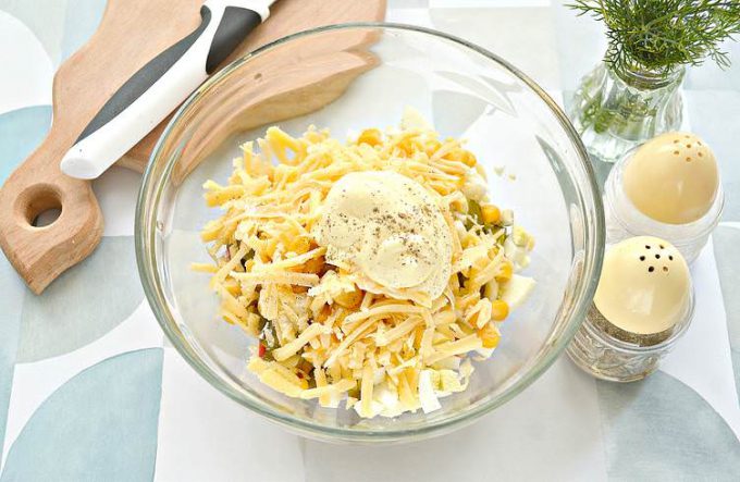 Салат з крабовими паличками, кукурудзою та солоним огірком