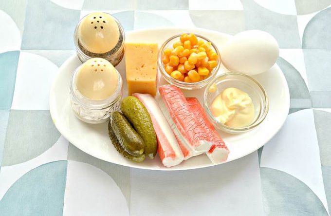 Салат з крабовими паличками, кукурудзою та солоним огірком