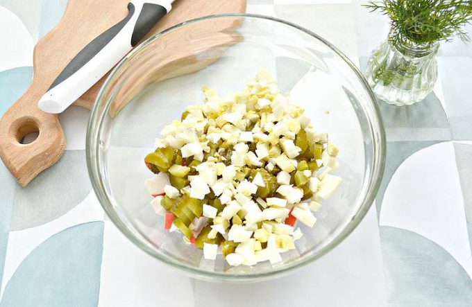 Салат з крабовими паличками, кукурудзою та солоним огірком