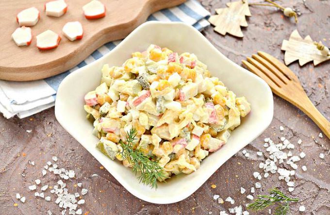 Салат з крабовими паличками, кукурудзою та солоним огірком