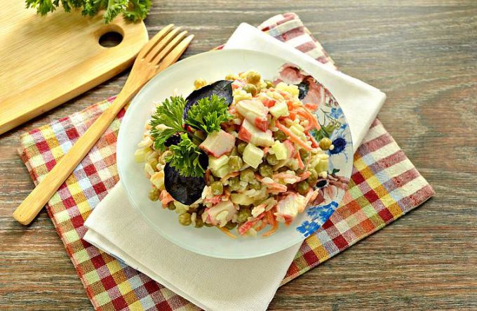 Салат з крабовими паличками, рисом та морквою по-корейськи