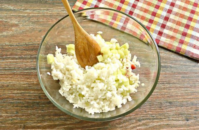 Салат з крабовими паличками, рисом та морквою по-корейськи