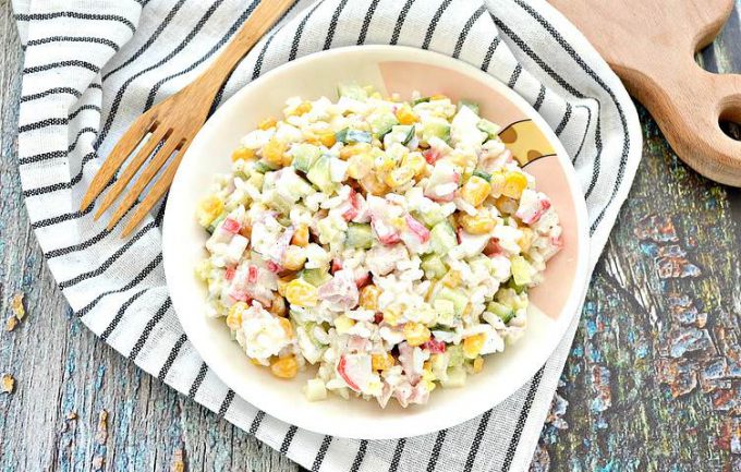Салат з крабовими паличками та копченою куркою