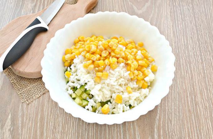 Салат з крабовими паличками та копченою куркою