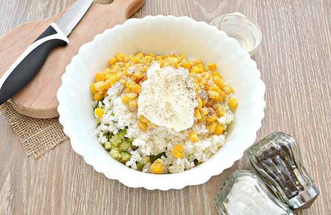 Салат з крабовими паличками та копченою куркою
