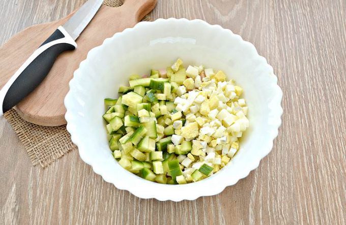 Салат з крабовими паличками та копченою куркою