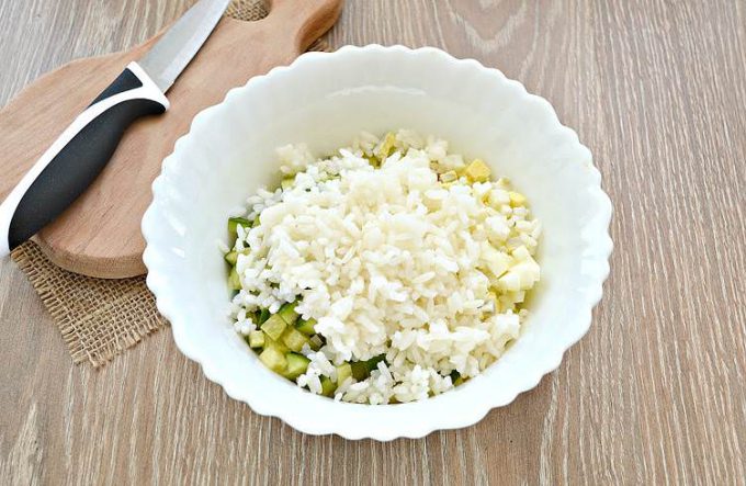 Салат з крабовими паличками та копченою куркою