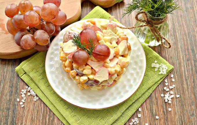 Салат з крабовими паличками та виноградом