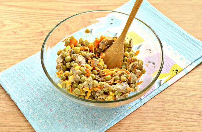 Салат з курячої печінки з горошком