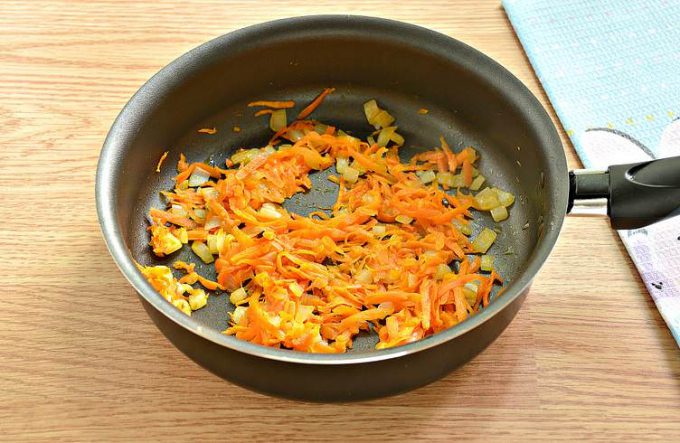 Салат з курячої печінки з горошком