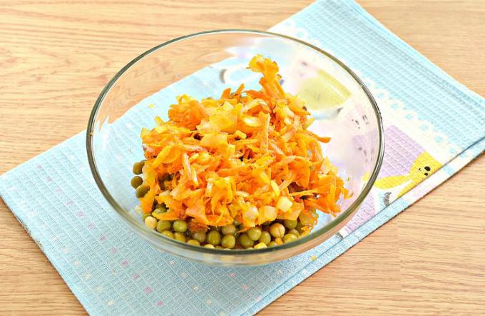 Салат з курячої печінки з горошком