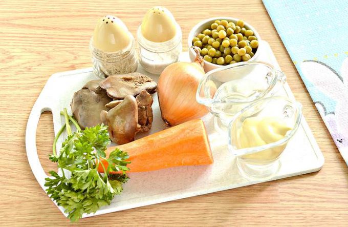 Салат з курячої печінки з горошком