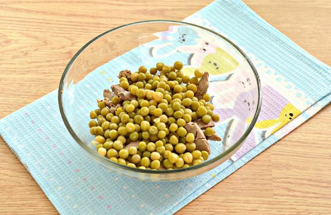 Салат з курячої печінки з горошком