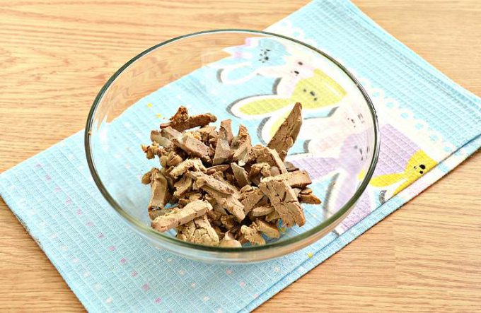 Салат з курячої печінки з горошком