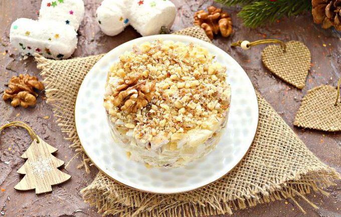 Салат з куркою, ананасами та горіхами