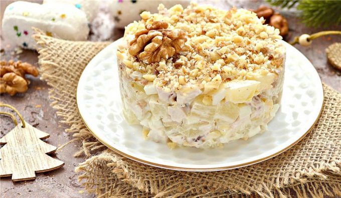 Салат з куркою, ананасами та горіхами