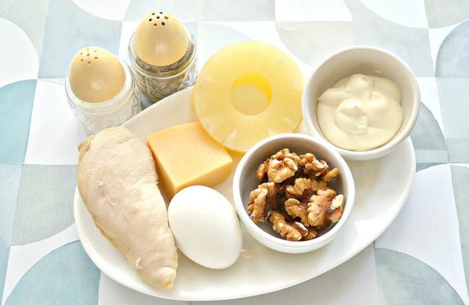 Салат з куркою, ананасами та горіхами