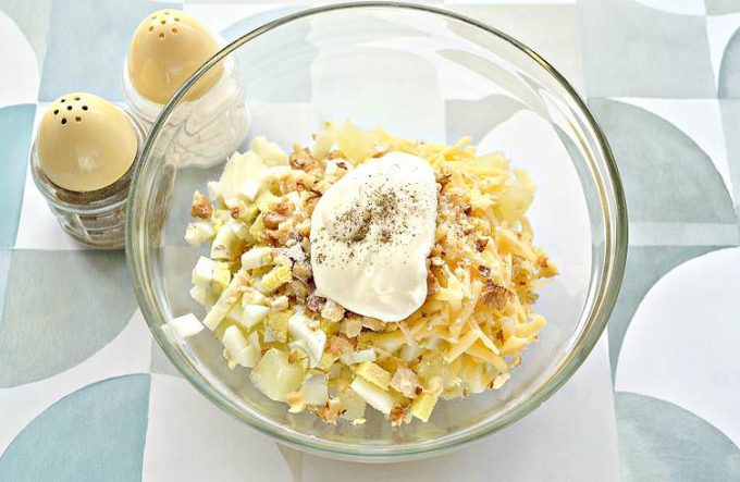 Салат з куркою, ананасами та горіхами