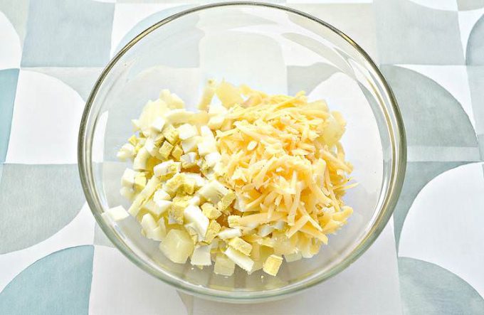 Салат з куркою, ананасами та горіхами
