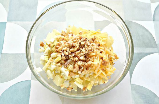 Салат з куркою, ананасами та горіхами