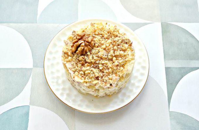 Салат з куркою, ананасами та горіхами
