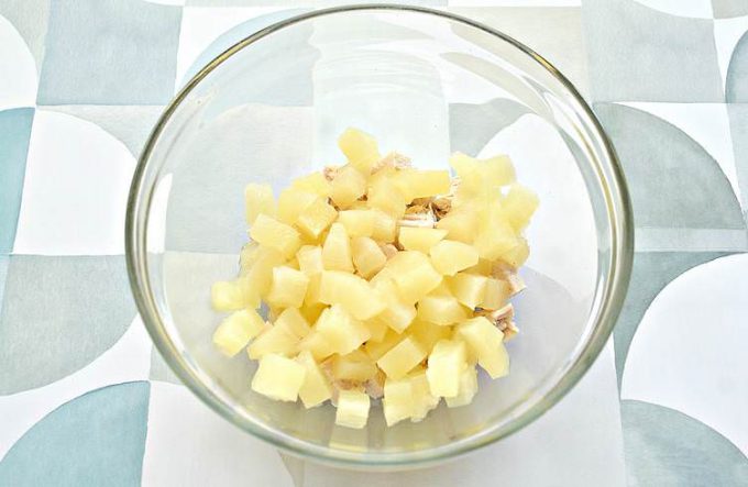 Салат з куркою, ананасами та горіхами