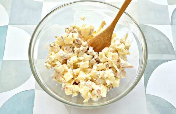 Салат з куркою, ананасами та горіхами