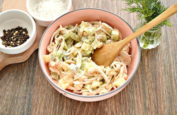 Салат з куркою, ананасами та ківі
