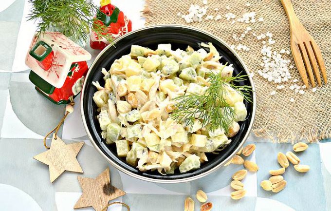 Салат з куркою, ананасами та ківі