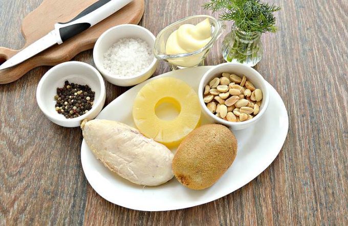 Салат з куркою, ананасами та ківі