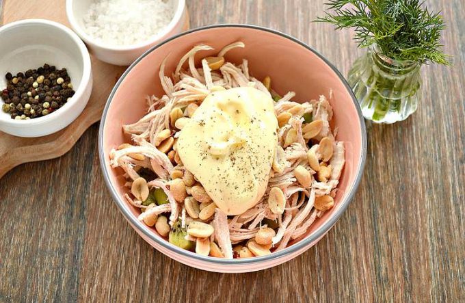 Салат з куркою, ананасами та ківі