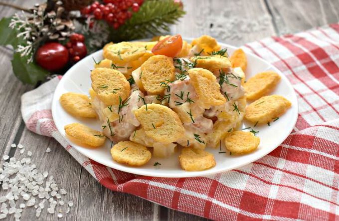 Салат з куркою, ананасами та сухариками