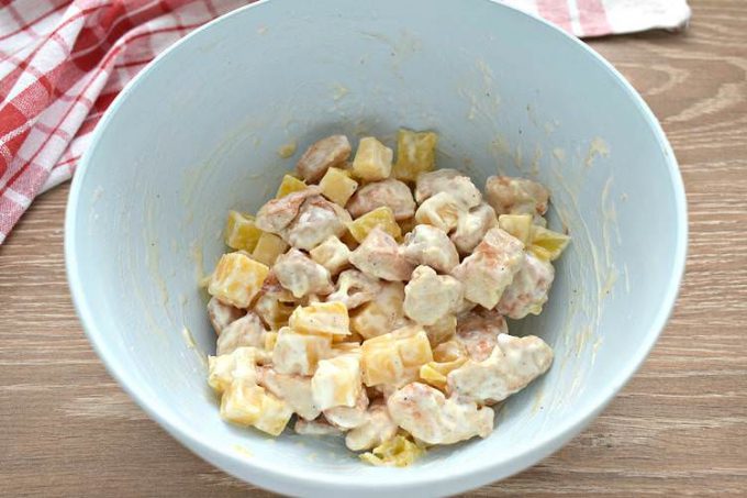 Салат з куркою, ананасами та сухариками