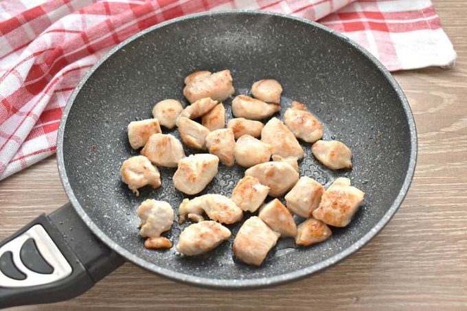 Салат з куркою, ананасами та сухариками