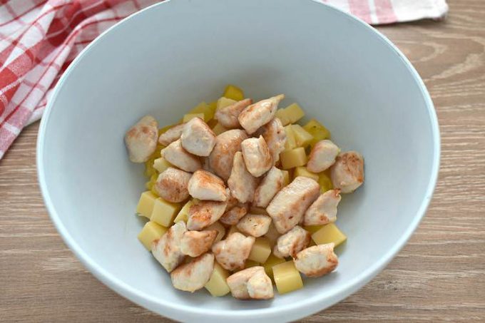 Салат з куркою, ананасами та сухариками