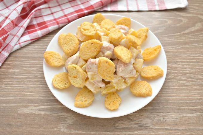 Салат з куркою, ананасами та сухариками