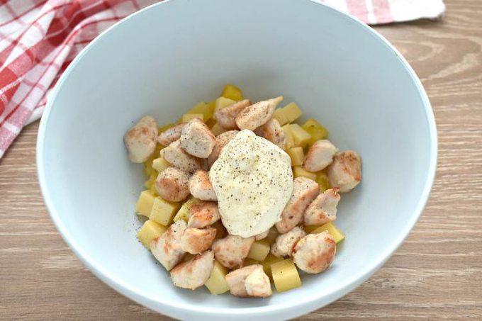 Салат з куркою, ананасами та сухариками