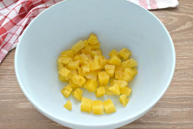 Салат з куркою, ананасами та сухариками
