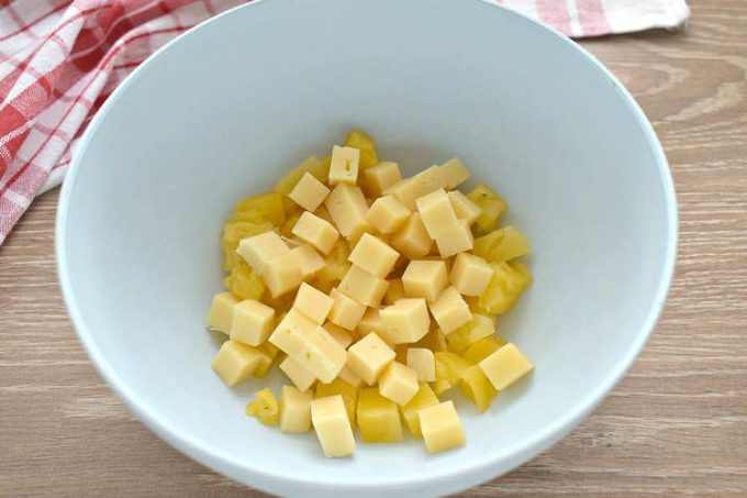 Салат з куркою, ананасами та сухариками