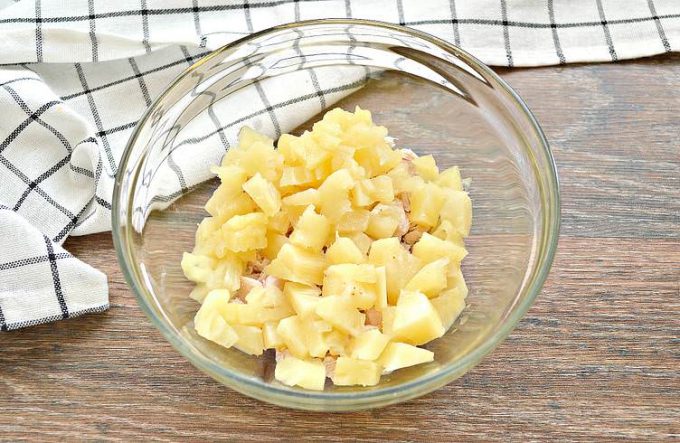 Салат з куркою, ананасом та маринованою цибулею