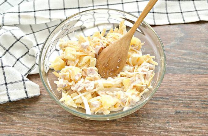 Салат з куркою, ананасом та маринованою цибулею
