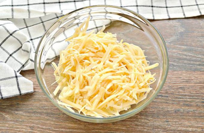 Салат з куркою, ананасом та маринованою цибулею