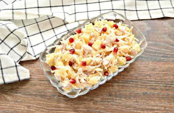 Салат з куркою, ананасом та маринованою цибулею