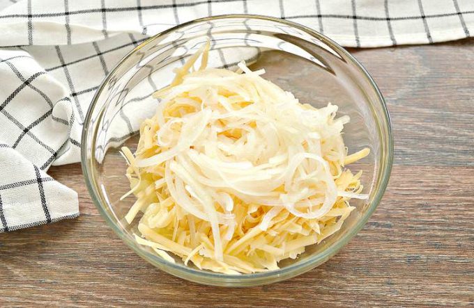 Салат з куркою, ананасом та маринованою цибулею