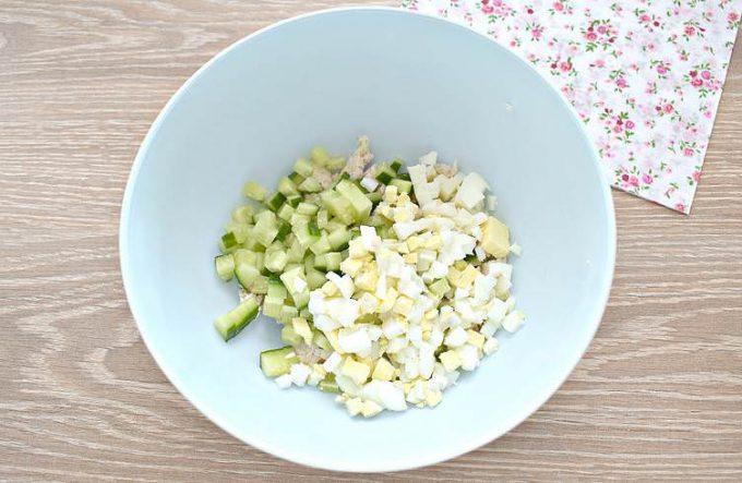 Салат з куркою, чорносливом та арахісом